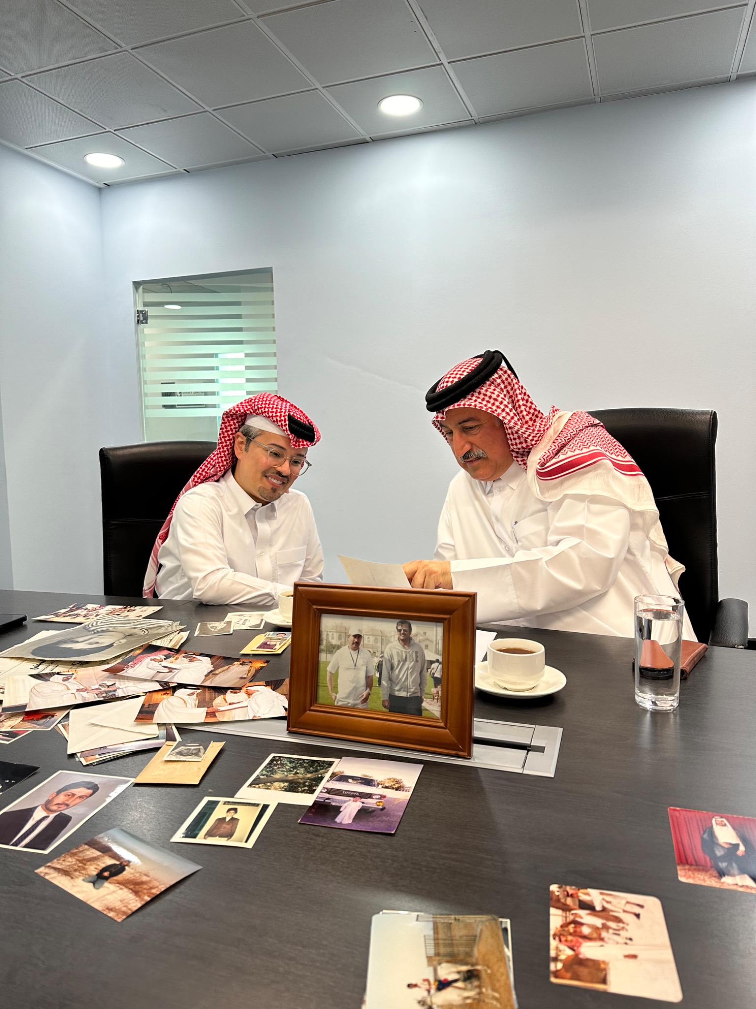 مراجعة وثائق وصور شخصية قبل الحدث
